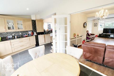 3 bedroom semi-detached house to rent, Farnes Drive, Romford