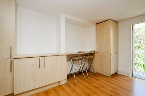 2 bedroom flat to rent, Dumont Road, Stoke Newington