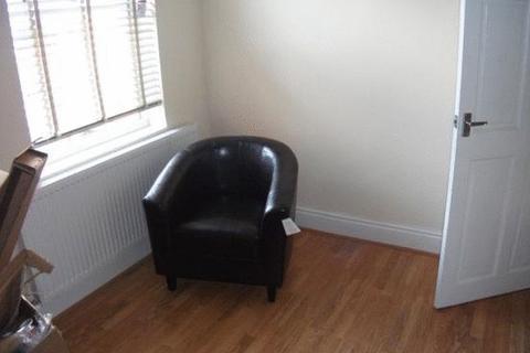 3 bedroom flat to rent, Raddlebarn Road, Selly Oak, Birmingham, B29 6HJ