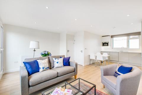 3 bedroom flat to rent, Searles Close, SW11