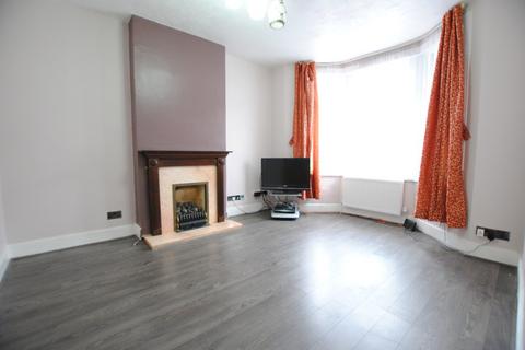 3 bedroom end of terrace house to rent, Sunnydene Road, Purley