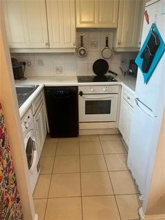 2 bedroom flat to rent, Warwick Road, West Drayton