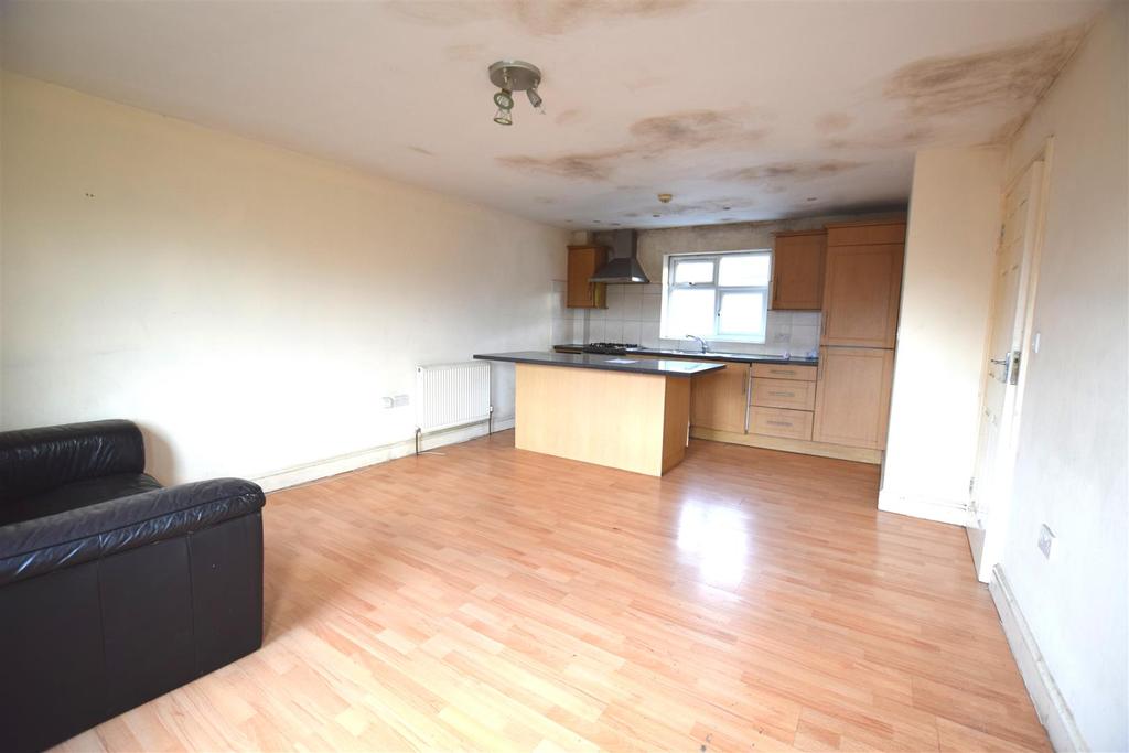 Harrison House, Westwood Road, Ilford 2 bed flat £200,000
