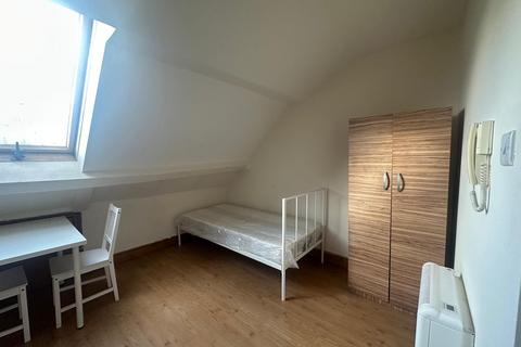 Studio to rent, Newington Green, N16