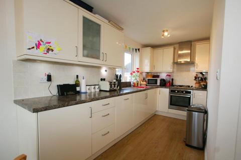 2 bedroom apartment to rent, Windsor Close, Guildford, Surrey, GU2