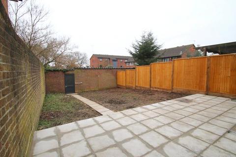 3 bedroom end of terrace house to rent, Rowlands Close, London, NW7