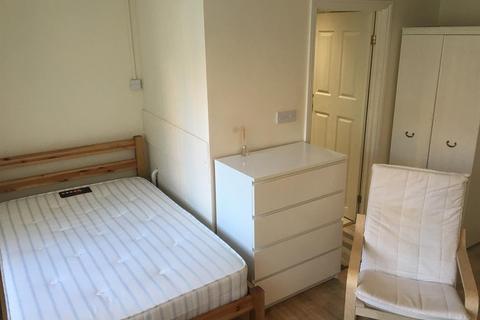 1 bedroom flat to rent, Room 8- Ensuite Bedroom, Russell Terrace, CV31 1HE