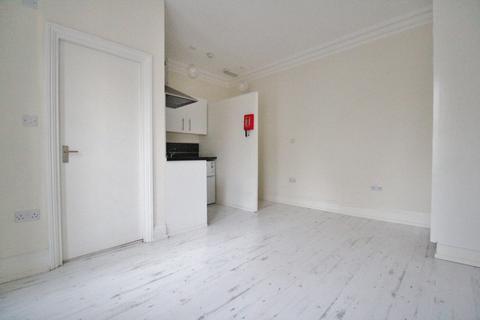 Studio to rent, Stapleton Hall Road, Stroud Green N4