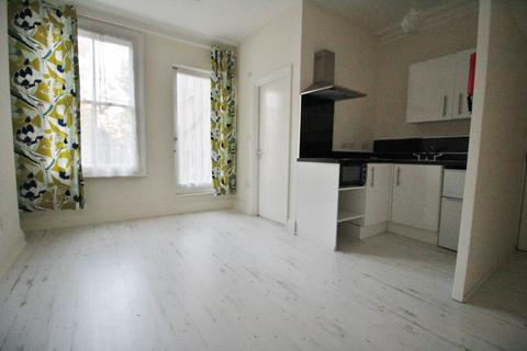 Studio to rent, Stapleton Hall Road, Stroud Green N4