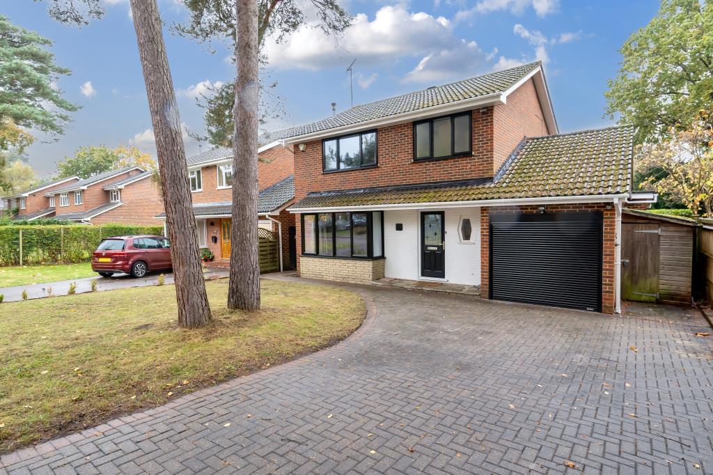 Windlesham, Surrey, GU20 3 bed detached house to rent £2,800 pcm (£