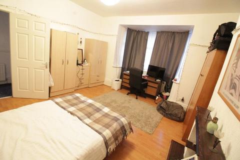3 bedroom flat to rent, Kingsley Place, Newcastle Upon Tyne NE6