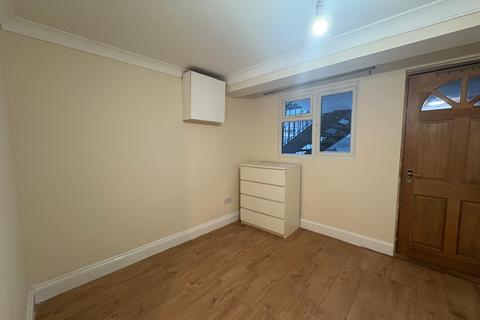 Studio to rent, Holloway Road, N7