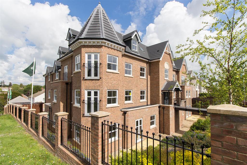 Paddockhall Road, Haywards Heath 2 bed flat £359,000
