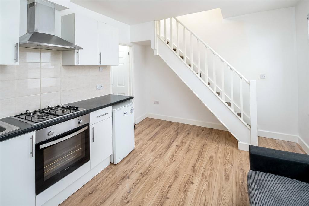 Croyland Road, London, N9 3 bed apartment £1,400 pcm (£323 pw)