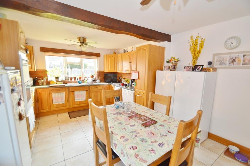 Meadfield Road, Langley, SL3 3 bed detached bungalow for 