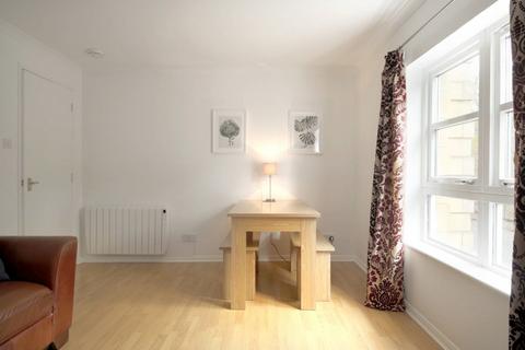 2 bedroom flat to rent, Hopetoun Crescent, New Town, Edinburgh, EH7