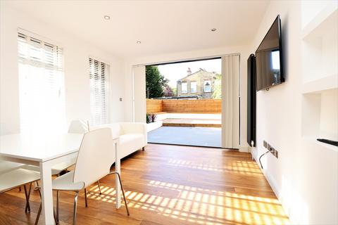 3 bedroom flat for sale, Eastern Road, Bounds Green