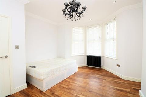 3 bedroom flat for sale, Eastern Road, Bounds Green