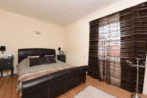 2 bedroom terraced house to rent, Yetminster Road, Farnborough, GU14
