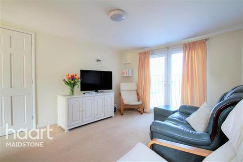 2 bedroom flat to rent, Hatherall Road, ME14