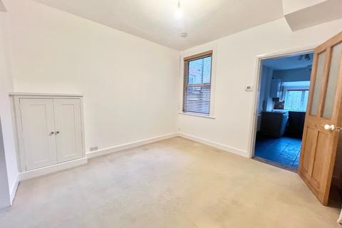 3 bedroom terraced house to rent, Addiscombe Court Road, East Croydon