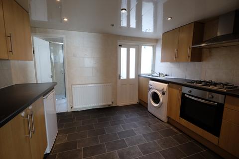 2 bedroom terraced house to rent, Gloucester Road North L6