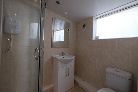 2 bedroom terraced house to rent, Gloucester Road North L6