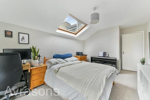 3 bedroom flat to rent, CREWDSON ROAD, OVAL