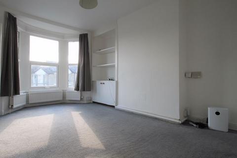 2 bedroom flat to rent, Totteridge Avenue, High Wycombe HP13