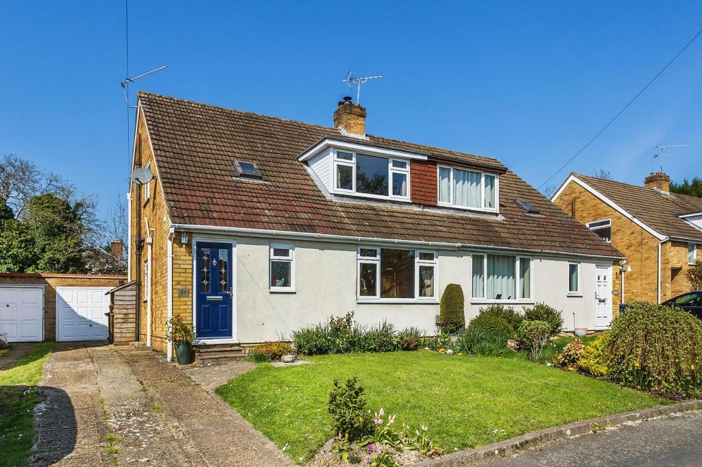 Wentworth Close, Farnham 3 bed semidetached house £400,000