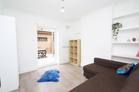 Studio to rent, Kings Parade, Kensal Rise NW10