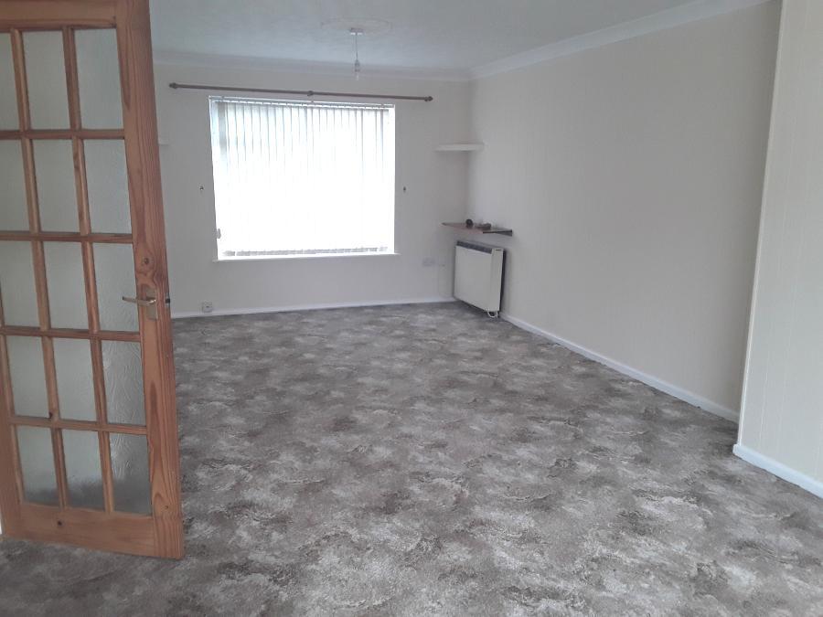 Ashtree Bank Rugeley, WS15 1HN 3 bed semidetached house £650 pcm (£