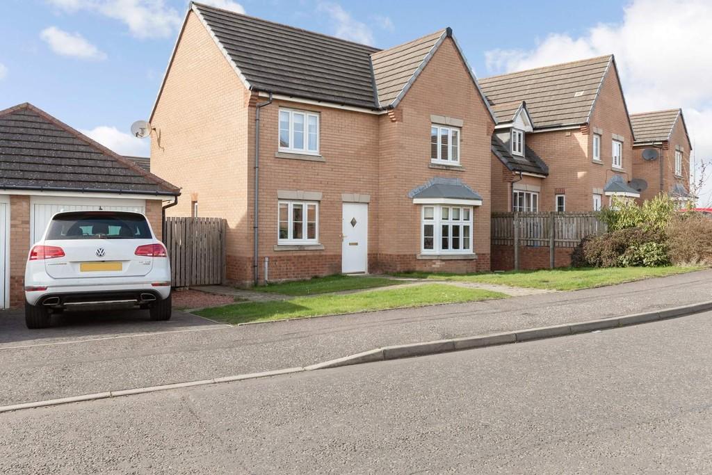 35 Fieldfare View, Dunfermline, KY11 8FY 4 bed detached house £215,000