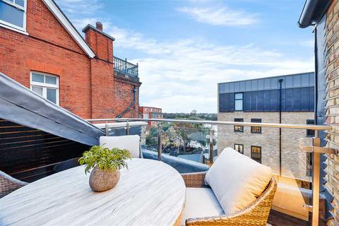 2 bedroom flat to rent, Cambridge Penthouse, Palace Wharf, Rainville Road, London