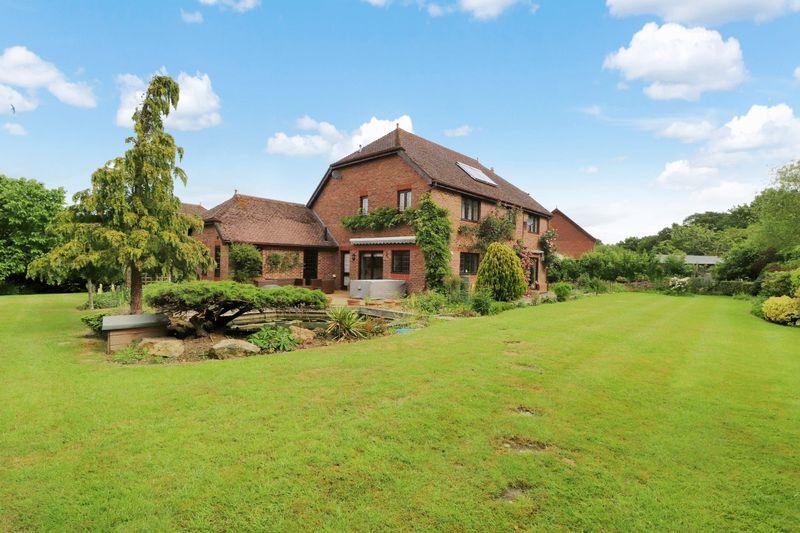 Kingsfold Close, Billingshurst, West Sussex 5 bed detached house £850,000
