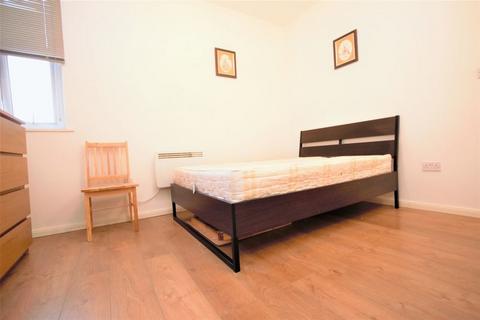 Studio to rent, High Road, Finchley N12