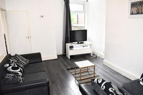 4 bedroom terraced house to rent, Fortuna Grove, Fallowfield, Manchester