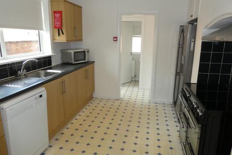 4 bedroom end of terrace house to rent, Longford Place, Victoria Park, Manchester
