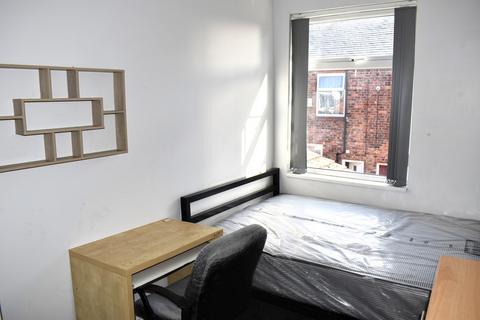 3 bedroom terraced house to rent, Lindum Street, Rusholme, Manchester