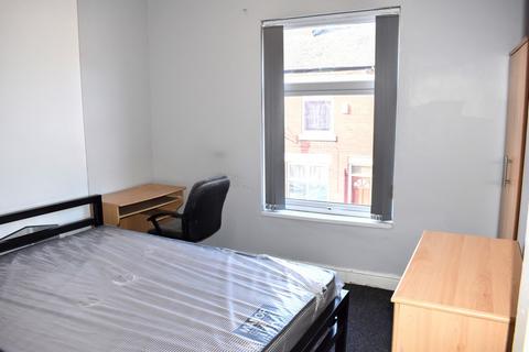 3 bedroom terraced house to rent, Lindum Street, Rusholme, Manchester