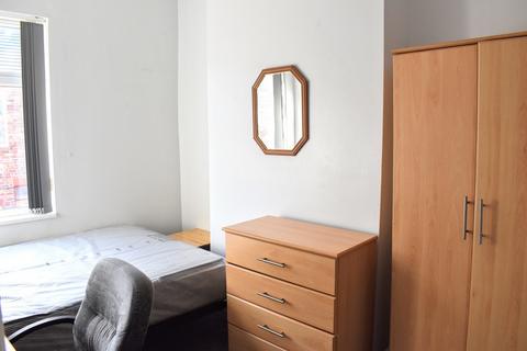 3 bedroom terraced house to rent, Lindum Street, Rusholme, Manchester