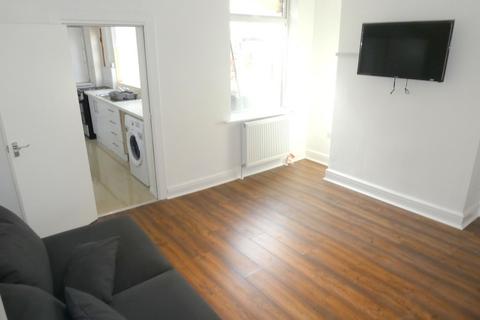 3 bedroom terraced house to rent, Cromwell Road, Salford