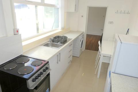 3 bedroom terraced house to rent, Cromwell Road, Salford