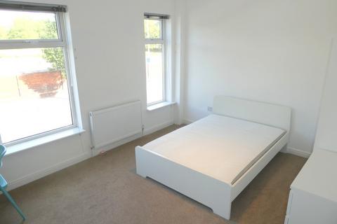 3 bedroom terraced house to rent, Cromwell Road, Salford