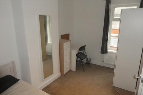 4 bedroom terraced house to rent - Carlton Avenue, Rusholme, Manchester