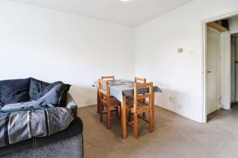 1 bedroom flat for sale, Langley - Large 1 Bed with Garage No Onward Chain