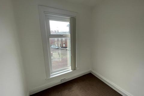 3 bedroom flat to rent, Northcote Street, South Shields