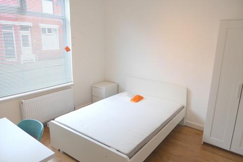3 bedroom terraced house to rent - Emerson Street, Salford