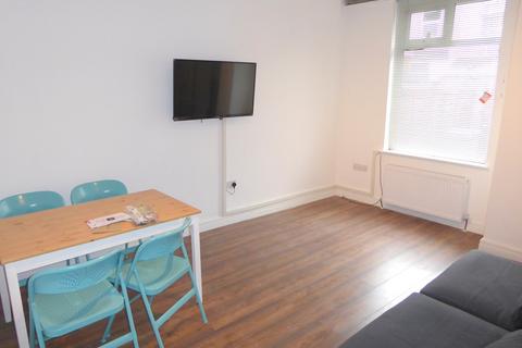 3 bedroom terraced house to rent, Emerson Street, Salford