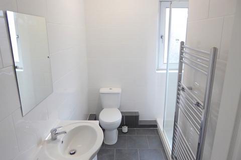 3 bedroom terraced house to rent, Emerson Street, Salford